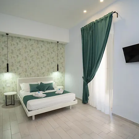 Mida's Boutique 4*